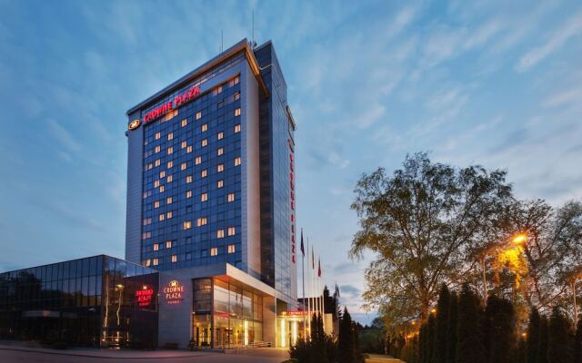 Отель Crowne Plaza Vilnius Литва, Вильнюс - 5 отзывов об отеле, цены и фото номеров - забронировать отель Crowne Plaza Vilnius онлайн вид на фасад