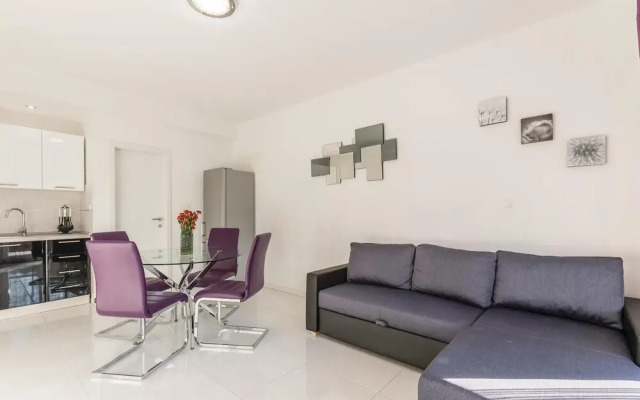 Nice Home in Podstrana With Wifi and 2 Bedrooms