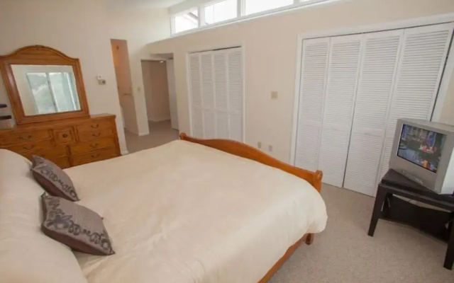 Shoot The Breeze 4 Bedroom Condo by Redawning