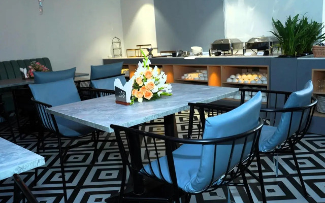 Hotel Kyzen HiTech City- Your Zenly Stay