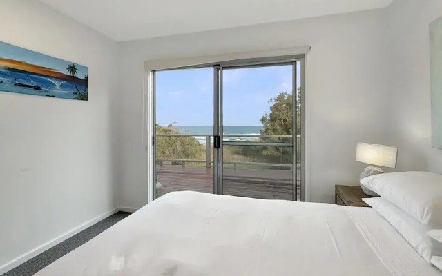 Oceanfront 4-bed Haven With BBQ & Alfresco Dining