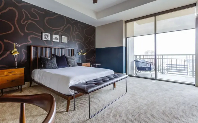 Domio Downtown Chic 2BR BBQ Grills
