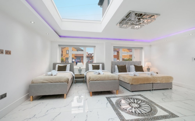 Stunning 5 Bedroom, 3 Bathroom Home in Windsor
