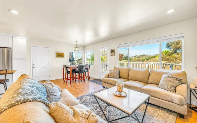 Cozy Oaks - A Coastal Getaway With Idyllic Scenery!