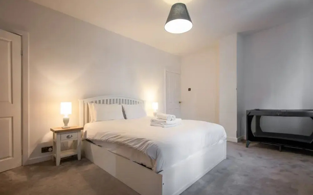 Contemporary Home in Friendly Easton - Free Parking