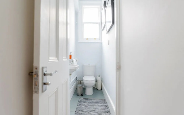 Earls Court Apartments by BaseToGo