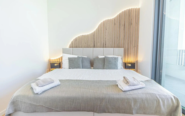 Premium 2BR & 1LR Apt with Skyline View