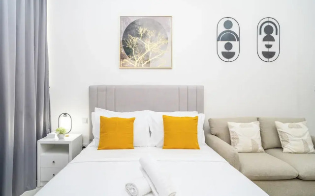 Tanin - Sleek Studio Offering Unobstructed City Views