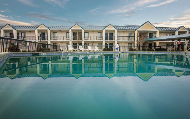Quality Inn Suites Hanes Mall In Winston Salem United States Of