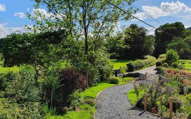 Cilsane Lodges-towy With hot tub