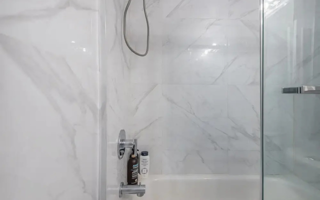Beautiful 2 BR in the Heart of Downtown
