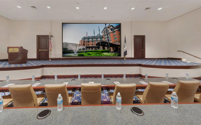 Hotel Roanoke & Conference Ctr, Curio Collection by Hilton