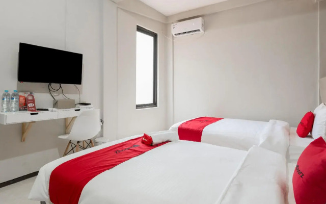 RedDoorz near Grand City Mall 2