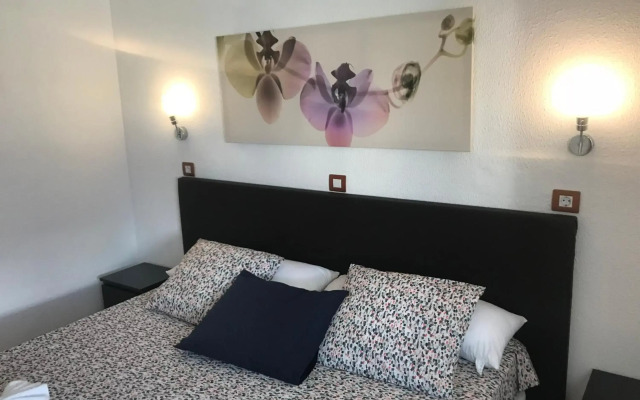 5 min walk from Yumbo 309