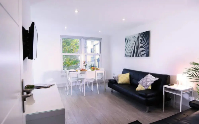 Modern Sea Front Apartment Sleeps 10