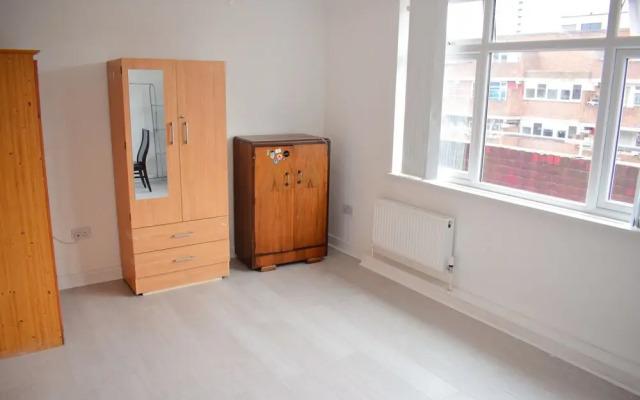 Spacious 3 Bedroom Shadwell Flat