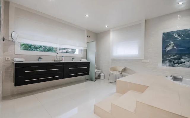 Luxurious Villa. Overflowing Pool 100 Meters From the Beach