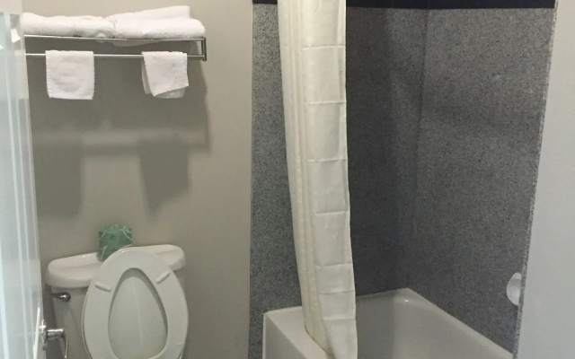 Camelot Inn & Suites Veterans Memorial NW Houston