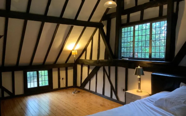 Delightful 4BD Home Full of Flair Edenbridge Kent