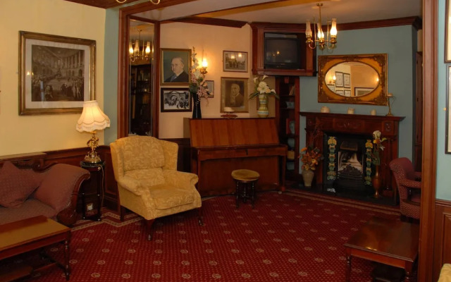 Woodenbridge Hotel & Lodge