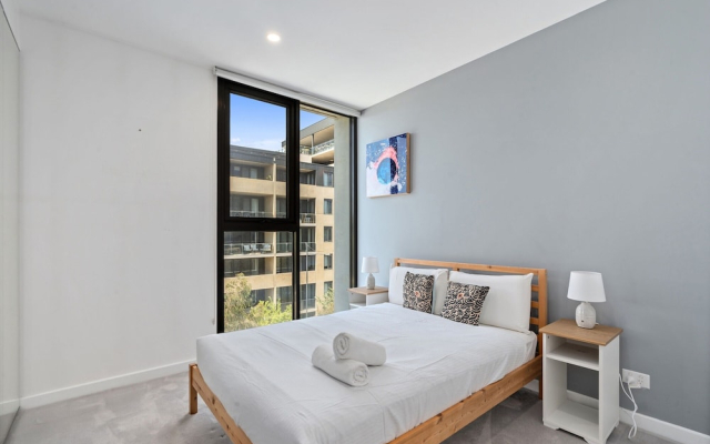 Elegant 3-bed Apt With Park Views in Campbell