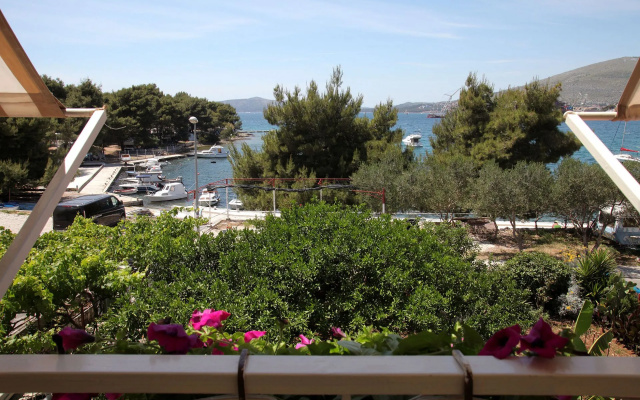 Apartment Laura - 20m from the sea A4 Trogir, Riviera Trogir