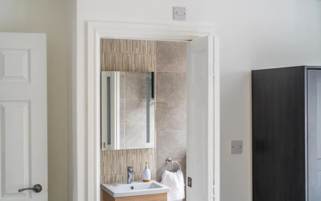 Stylish & Sleek 3BD Home Including Guest House in Southall