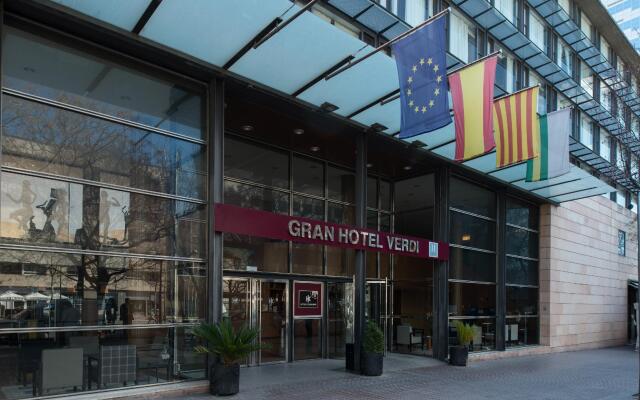 Catalonia Gran Hotel Verdi вид на фасад
