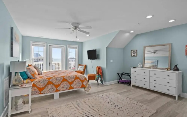 Atlantic Blue 4 Bedroom Townhouse by RedAwning
