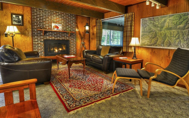 Red Hawk Hideaway - Two Bedroom Cabin with Hot Tub
