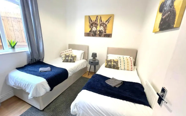 Spacious 2-bed Apartment With Hot tub and Parking