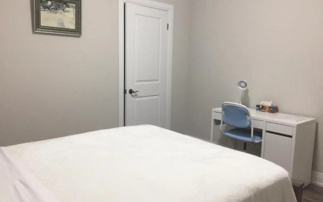 Charming, Comfortable Apartment in Pickering