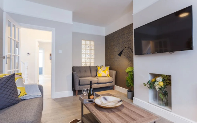 Stylish Town Centre House - 300Mbps, Parking & Sunny Decking