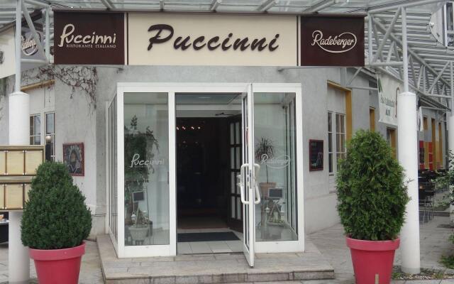 Отель AZIMUT Hotel Dresden Германия, Дрезден - 5 отзывов об отеле, цены и фото номеров - забронировать отель AZIMUT Hotel Dresden онлайн вид на фасад