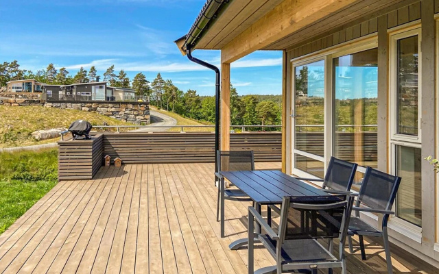 Stunning Home in Færvik With Wifi and 4 Bedrooms
