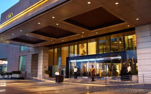 Отель Crowne Plaza New Delhi Rohini, an IHG Hotel Индия, Нью-Дели - отзывы, цены и фото номеров - забронировать отель Crowne Plaza New Delhi Rohini, an IHG Hotel онлайн вид на фасад