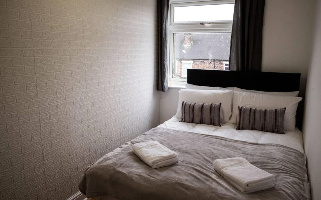 4 Bed House, Sleeps 9, Free Parking