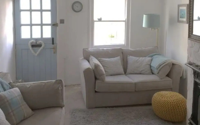 3 Bedroom House Near Town & Beaches. Quiet Street