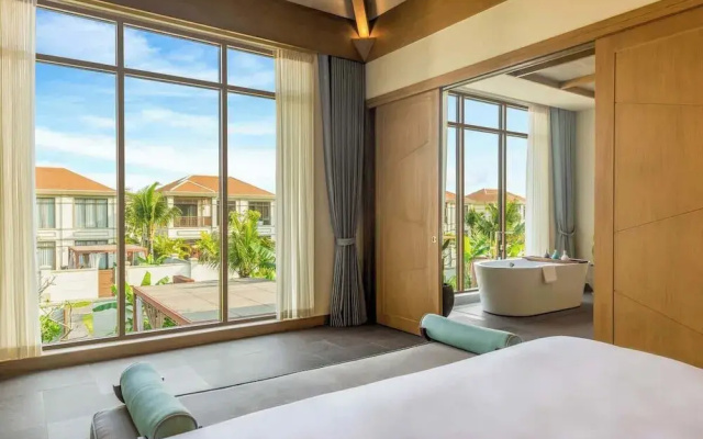Beachside Villa: 2BR Private Pool & Breakfast