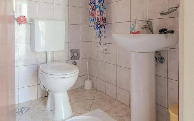 Amazing Apartment in Podstrana With Wifi