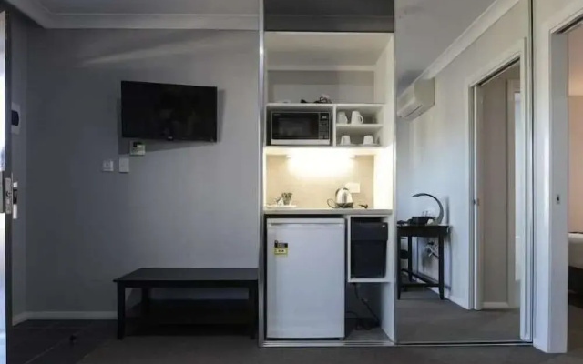 Aastro Dish Motor Inn