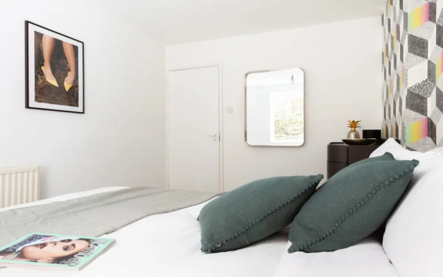 The Kensington Grove - Stylish 2BDR Flat with Private Patio