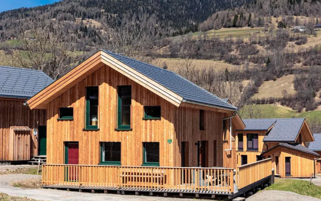 Appealing Chalet With hot tub
