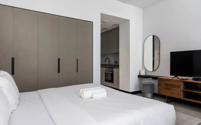 Waves - Stylish 13th-Floor Studio with Top-Notch Amenities