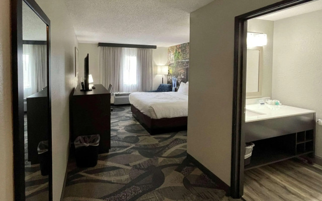 Clarion Pointe Fairborn near Wright Patterson AFB