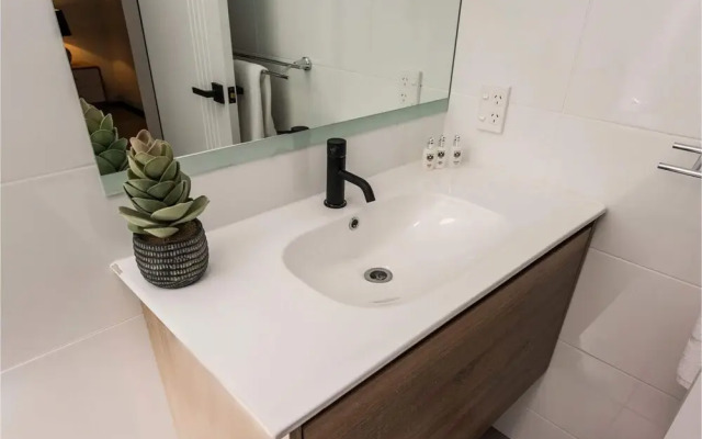 Modern 1 Bedroom Apartment Near the River and the City