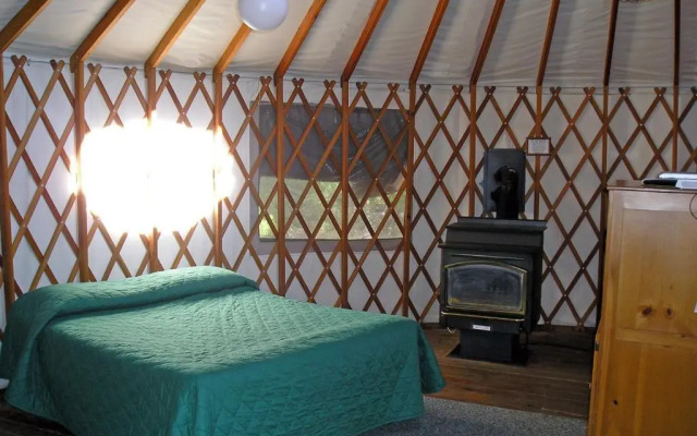 Yosemite Lakes Hillside Yurt 5