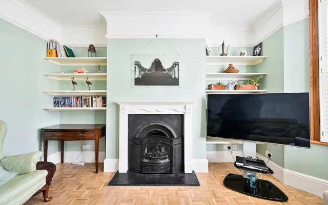 Chic House With Free Parking and Private Backyard