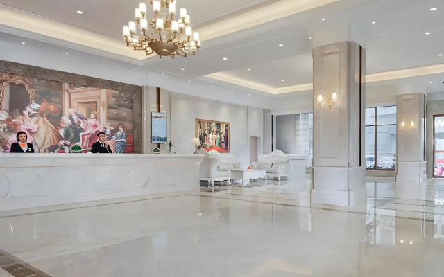 Vienna International Hotel (Xinyang Railway Station Tianrun Plaza Store)