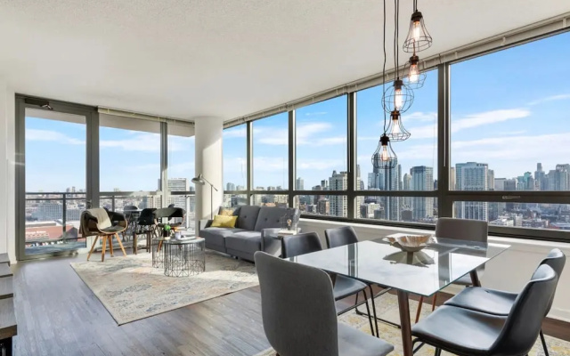 West Loop Luxe 2BR Balcony Skyline Views
